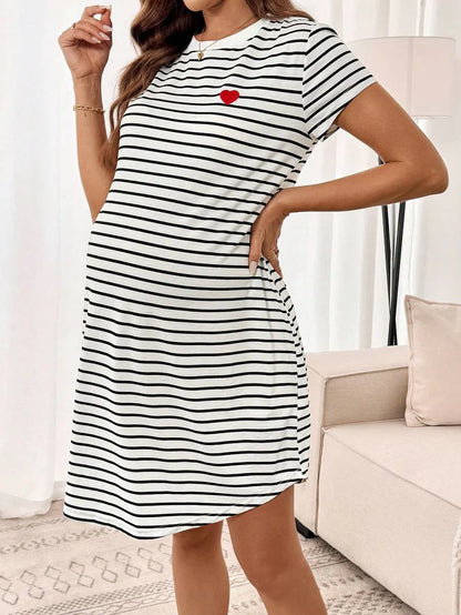 Maternity Black and White Colorblock Sleepwear Tee - Round Neck Short Sleeve Short Nightgown Loungewear with Appliques