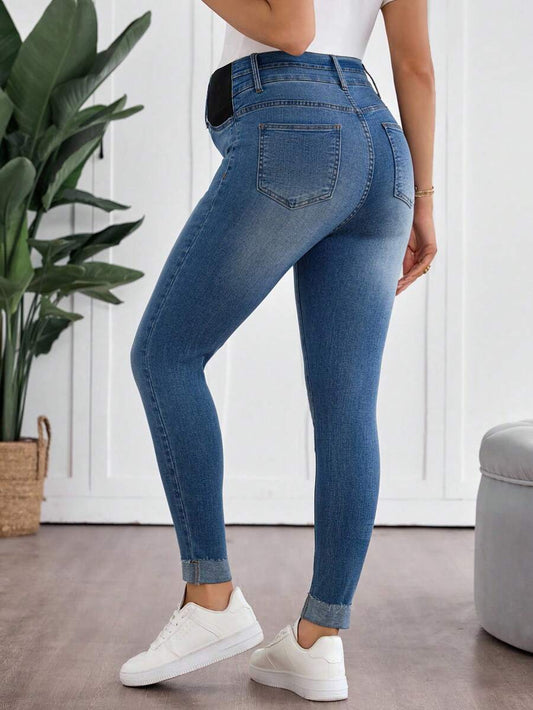 Light Wash Slim Fit Maternity Cropped Jeans with Contrast Belt Loop Detail – Elastic Waist Skinny Denim for Country Concerts & Casual Wear
