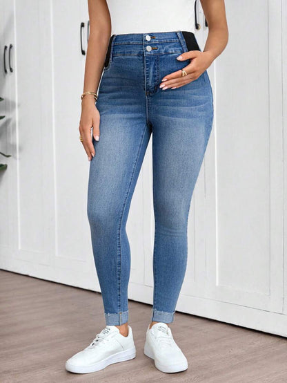Light Wash Slim Fit Maternity Cropped Jeans with Contrast Belt Loop Detail – Elastic Waist Skinny Denim for Country Concerts & Casual Wear