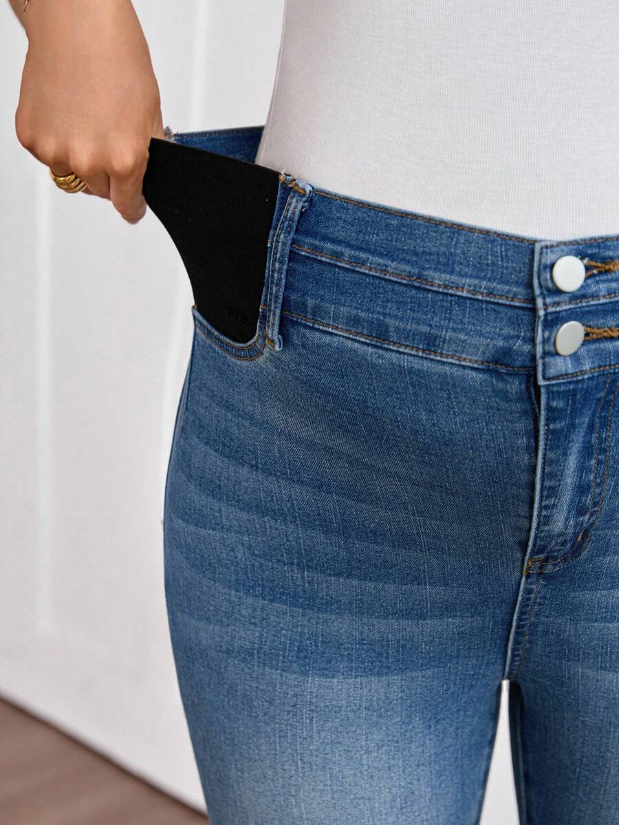 Light Wash Slim Fit Maternity Cropped Jeans with Contrast Belt Loop Detail – Elastic Waist Skinny Denim for Country Concerts & Casual Wear