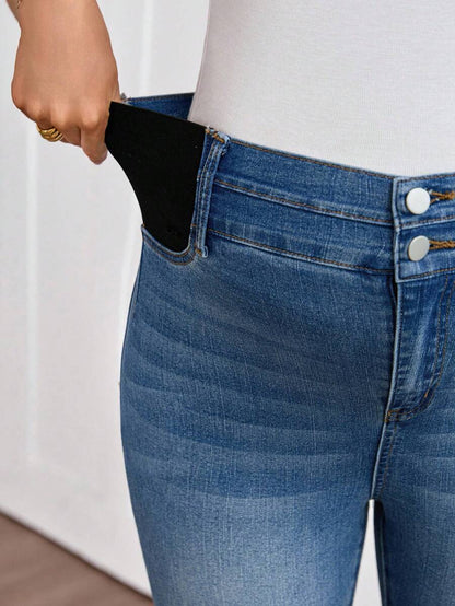 Light Wash Slim Fit Maternity Cropped Jeans with Contrast Belt Loop Detail – Elastic Waist Skinny Denim for Country Concerts & Casual Wear