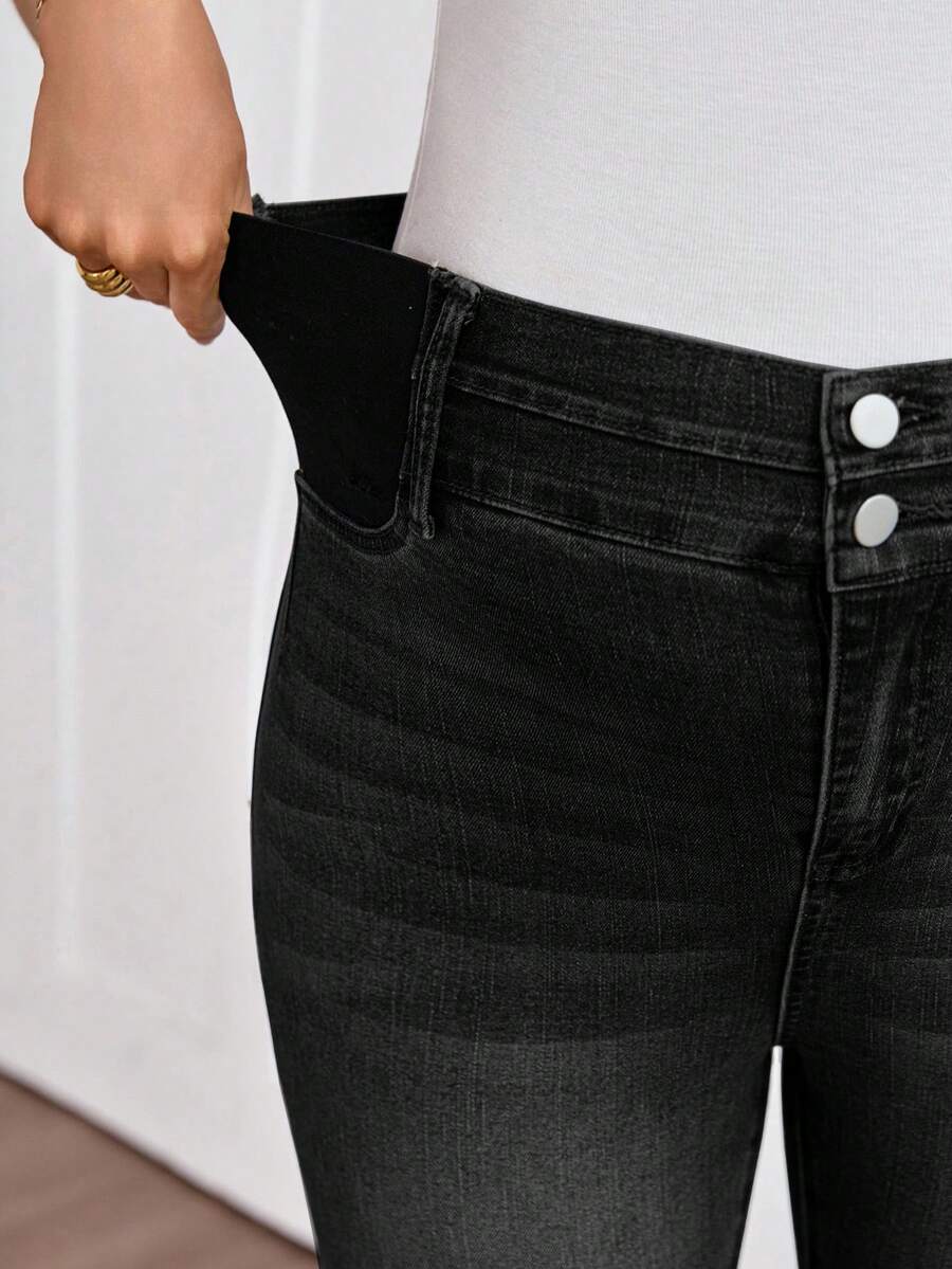 Light Wash Slim Fit Maternity Cropped Jeans with Contrast Belt Loop Detail – Elastic Waist Skinny Denim for Country Concerts & Casual Wear