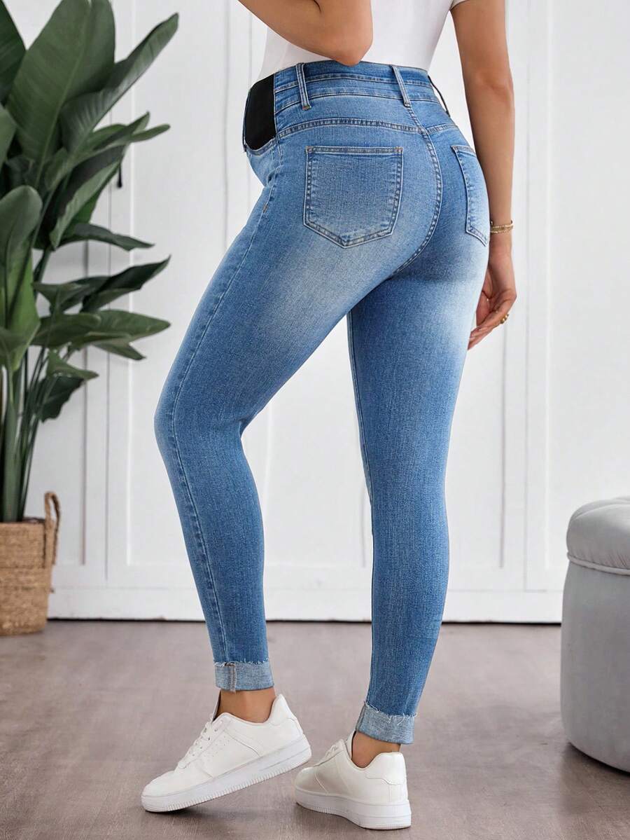 Light Wash Slim Fit Maternity Cropped Jeans with Contrast Belt Loop Detail – Elastic Waist Skinny Denim for Country Concerts & Casual Wear