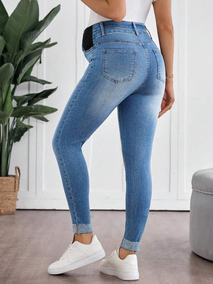 Light Wash Slim Fit Maternity Cropped Jeans with Contrast Belt Loop Detail – Elastic Waist Skinny Denim for Country Concerts & Casual Wear