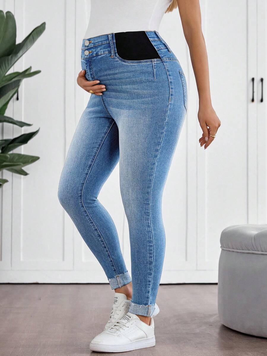 Light Wash Slim Fit Maternity Cropped Jeans with Contrast Belt Loop Detail – Elastic Waist Skinny Denim for Country Concerts & Casual Wear