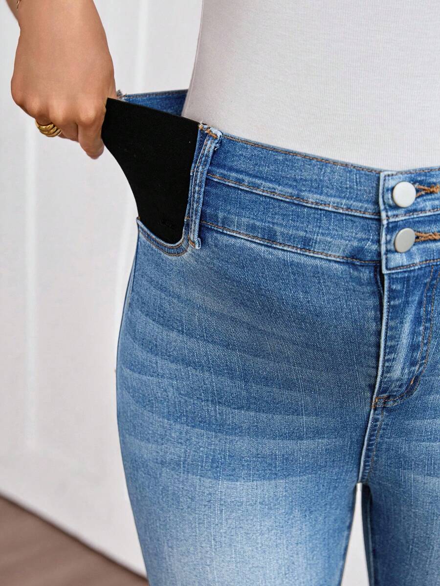Light Wash Slim Fit Maternity Cropped Jeans with Contrast Belt Loop Detail – Elastic Waist Skinny Denim for Country Concerts & Casual Wear