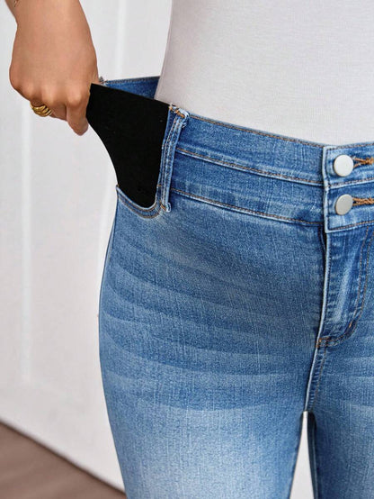 Light Wash Slim Fit Maternity Cropped Jeans with Contrast Belt Loop Detail – Elastic Waist Skinny Denim for Country Concerts & Casual Wear