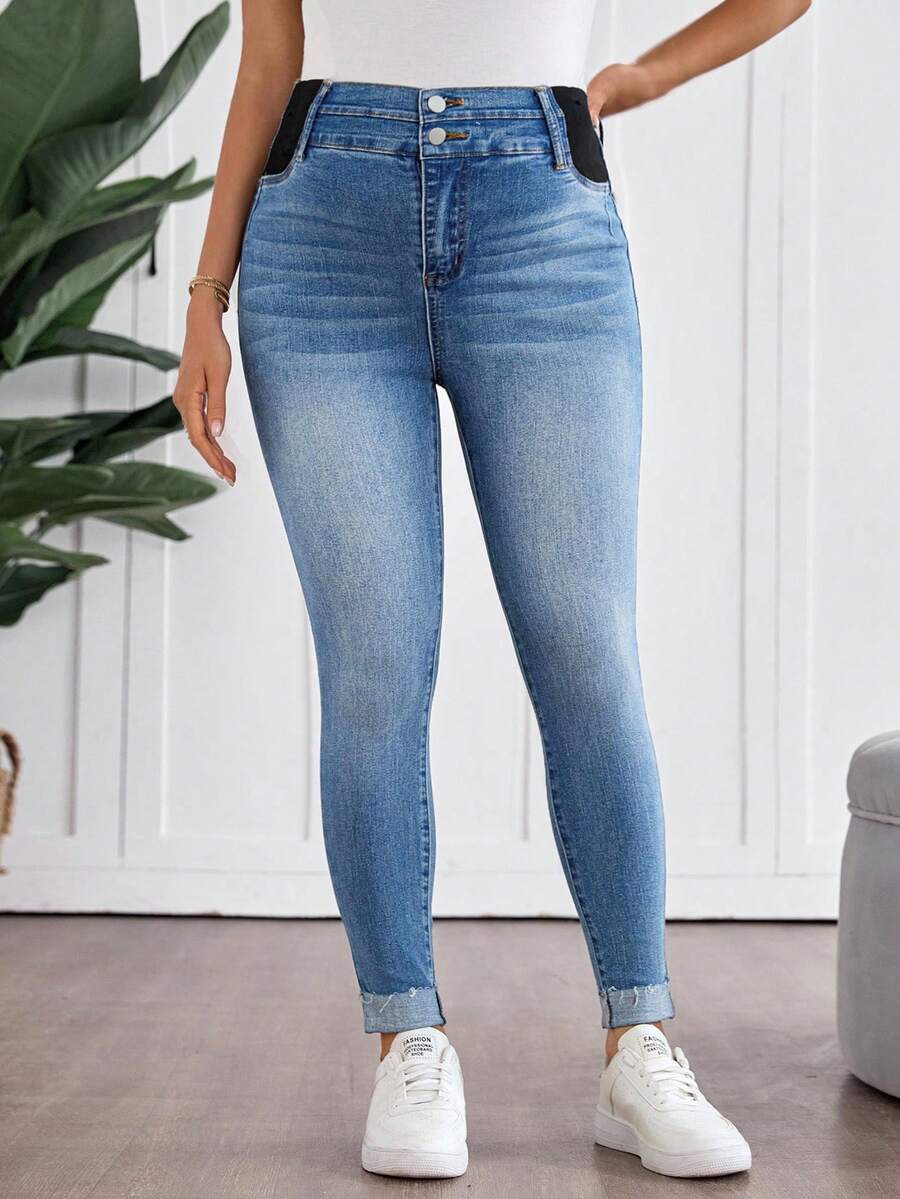 Light Wash Slim Fit Maternity Cropped Jeans with Contrast Belt Loop Detail – Elastic Waist Skinny Denim for Country Concerts & Casual Wear