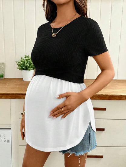 Black and White Colorblock Patchwork Nursing Top – Slim Fit Knitted Short Sleeve Maternity Shirt for Daily Wear and Nursing Access