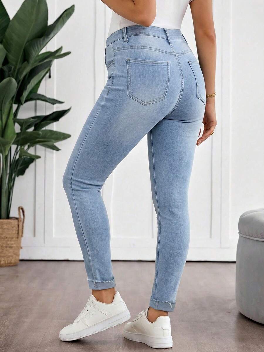 Light Wash Slim Fit Maternity Cropped Jeans with Contrast Belt Loop Detail – Elastic Waist Skinny Denim for Country Concerts & Casual Wear